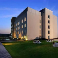 Nearbuy: 70% OFF on Stay for 2 in Choice of Rooms with Breakfast at Country Inn & Suites